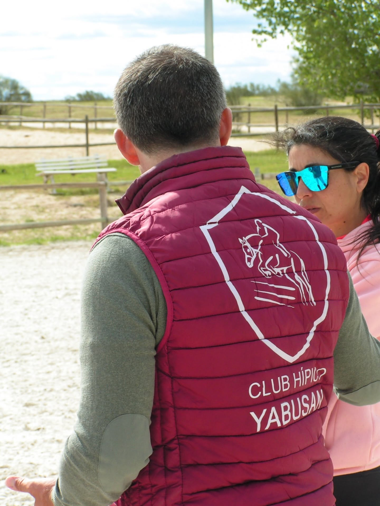 Chaleco Club Hípico Yabusan en la pista
