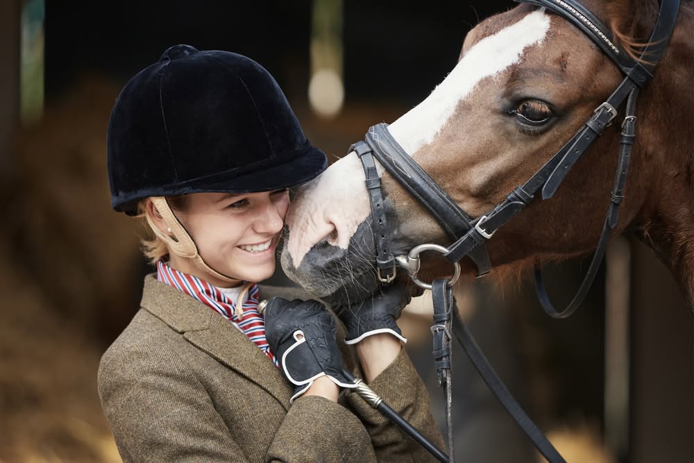 Jinete sonriendo junto a su caballo en Club Hípico Yabusan